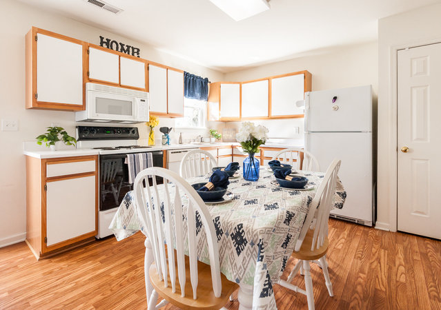 Pheasant Run Townhomes - Dining with fully equipped kitchen