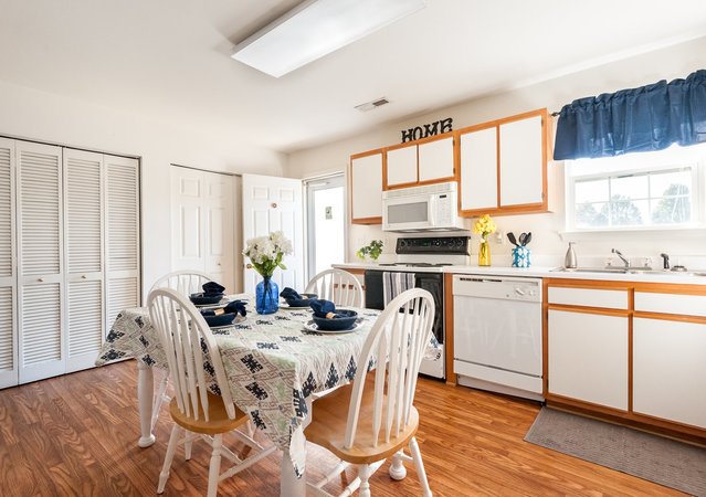 Pheasant Run Townhomes - Dining with fully equipped kitchen
