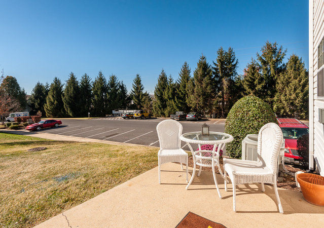 Pheasant Run Townhome - Outside siting area/ Patio