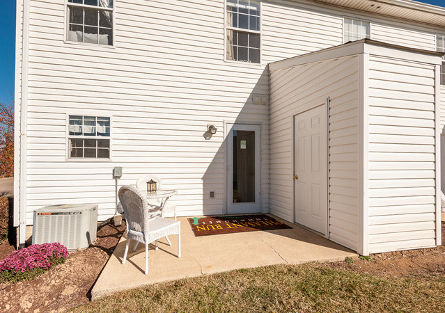 Pheasant Run Townhomes - outside sitting area/patio
