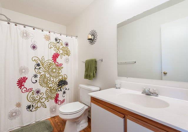 Pheasant Run Townhomes - Spacious Bathroom